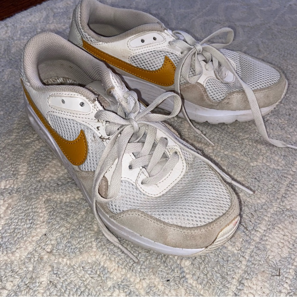 Nike Air Max SC Women’s 7.5 Shoes white with mustard yellow